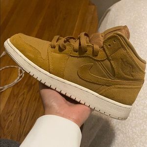 I’m selling my Nike retro 1s high.